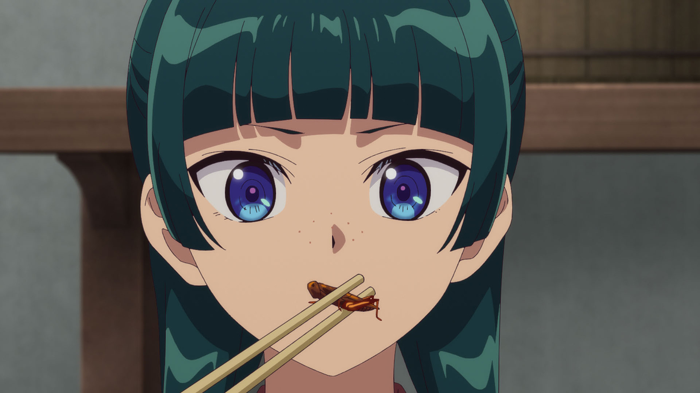 第49話「蝗」の公式場面カット。猫猫が箸で蝗の煮つけを口にする。