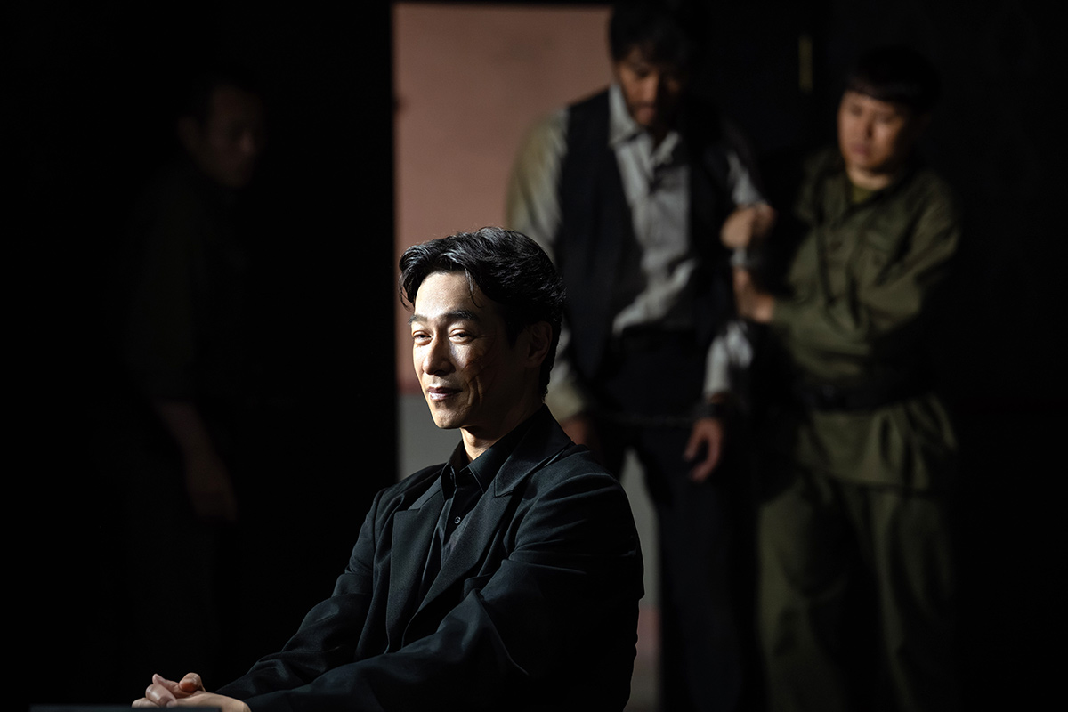 VIVANT第19話の公式場面写真。人物の表情と周囲の緊張を写した場面
